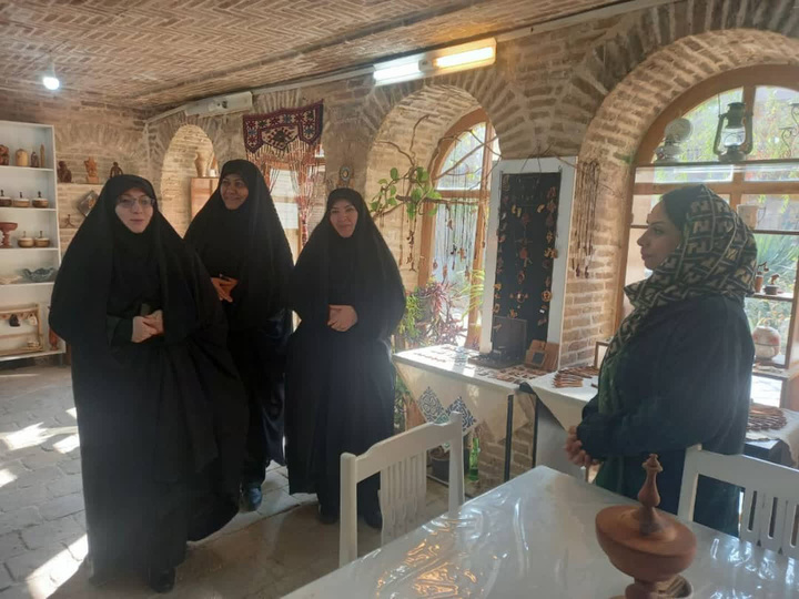 بازدید رئیس جامعه زنان بسیج کشور از خانه صنایع‌دستی جاجرمی