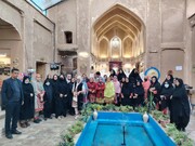 بازدید جمعی از هنرمندان استان سیستان و بلوچستان از خانه خلاق صنایع‌دستی بشرویه
