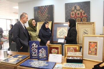 بازدید سرپرست اداره‌کل میراث‌فرهنگی قزوین از نمایشگاه محصولات شرکت‌های دانش‌بنیان و کارآفرینان/ نمایش آثار فاخر ۳۵ هنرمند برجسته حوزه صنایع‌دستی