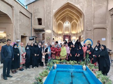 بازدید جمعی از هنرمندان استان سیستان و بلوچستان از خانه خلاق صنایع‌دستی بشرویه