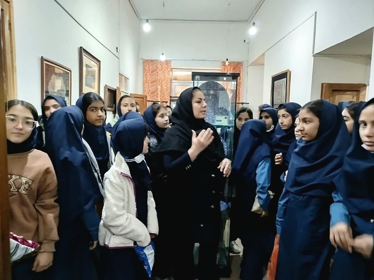 بازدید آموزشی دانش‌آموزان از موزه صنایع‌دستی قلعه حاج‌وکیل اراک