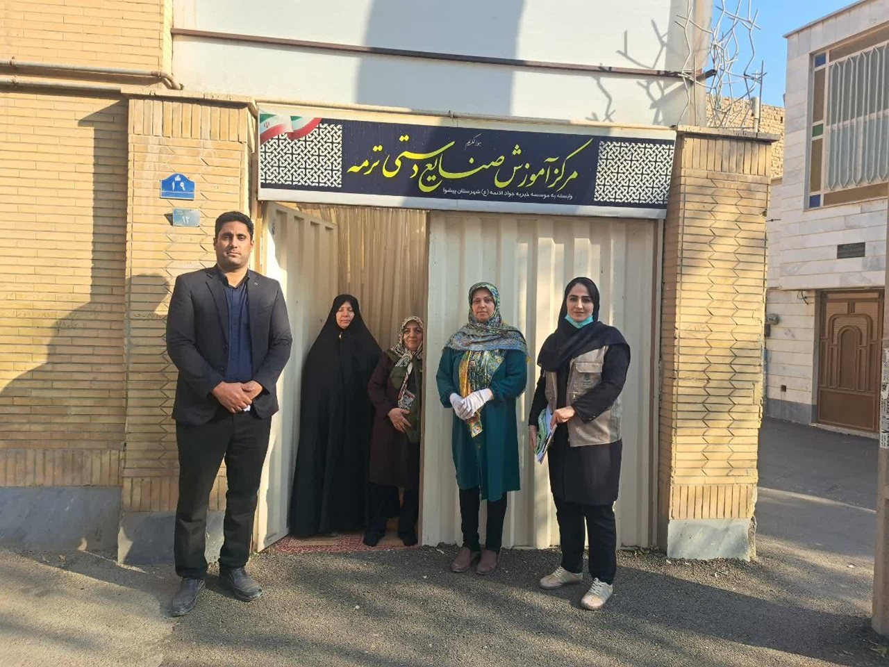 بررسی سازوکار حمایت از هنرمندان صنایع‌دستی پیشوا در نشست مشترک با بنیاد علوی