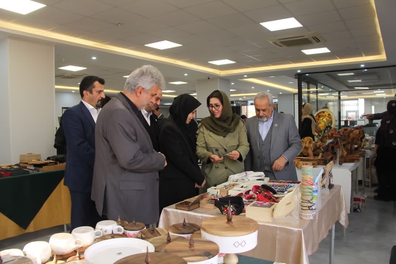 بازدید سرپرست اداره‌کل میراث‌فرهنگی قزوین از نمایشگاه محصولات شرکت‌های دانش‌بنیان و کارآفرینان/ نمایش آثار فاخر ۳۵ هنرمند برجسته حوزه صنایع‌دستی