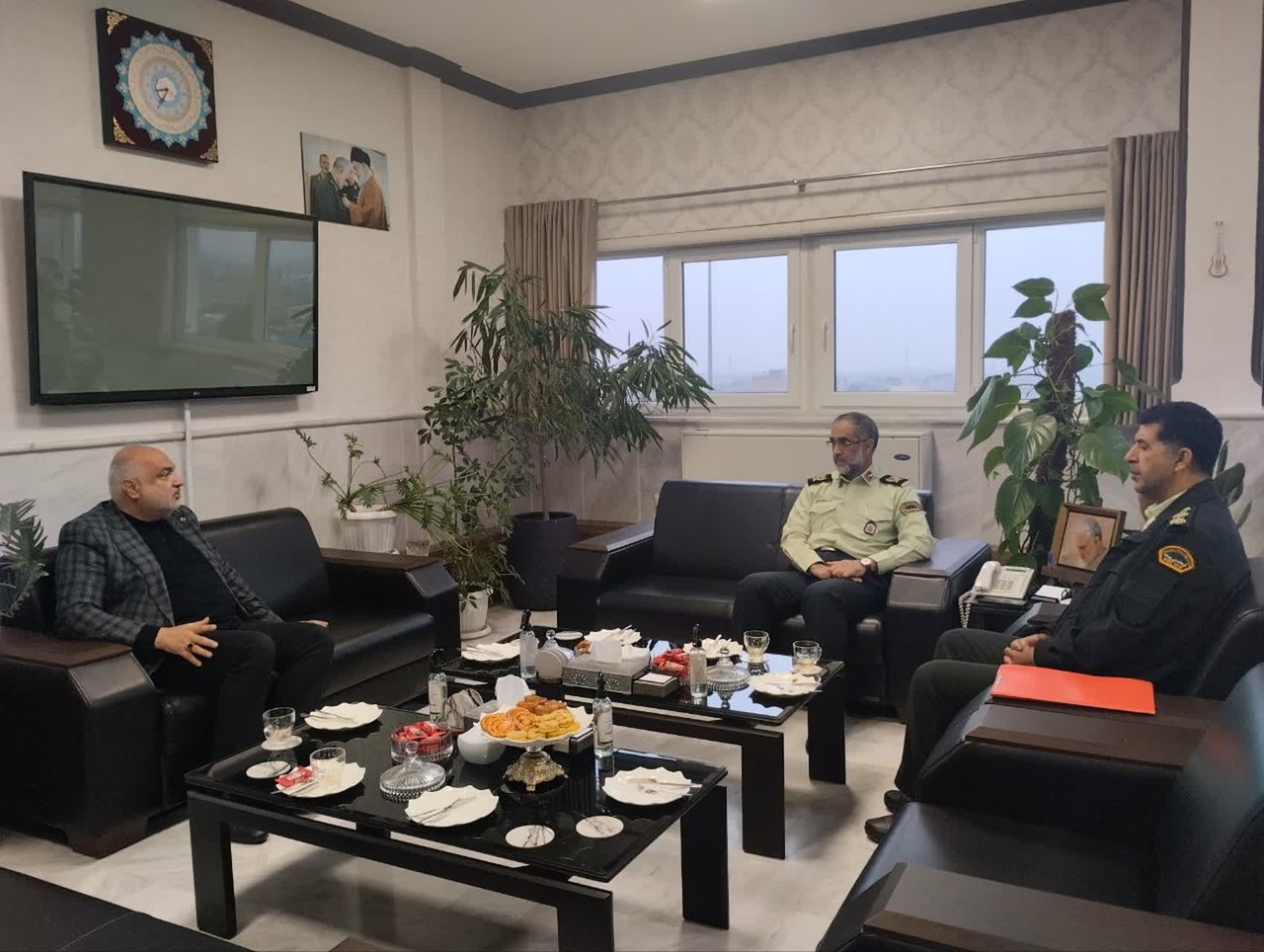 برگزاری جلسه مشترک میراث‌فرهنگی قرچک و بنیاد علوی برای حمایت از هنرمندان صنایع‌دستی