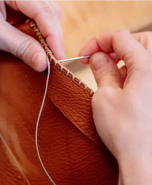 بانوان روستای حصاربالا ورامین مهارت چرم‌دوزی را فرا گرفتند