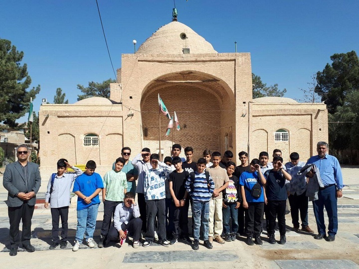 دانش‌آموزان دبیرستان دارالعلوم با تور ورامین‌گردی از جاذبه‌های تاریخی و مذهبی شهرستان بازدید کردند