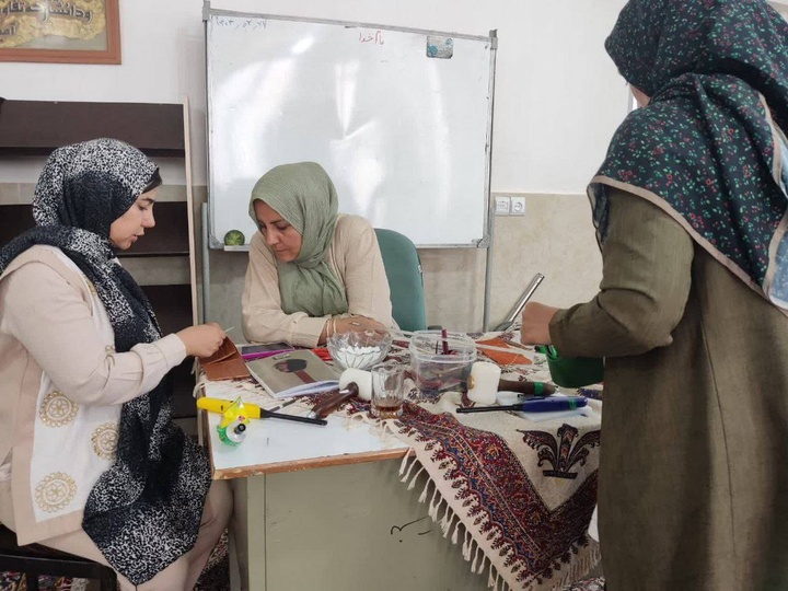 بانوان روستای حصاربالا ورامین مهارت چرم‌دوزی را فرا گرفتند