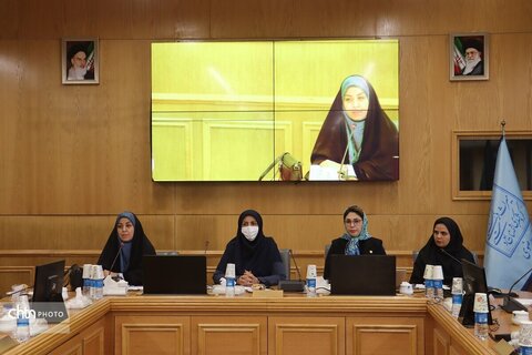 نشست کار آفرینان حوزه گردشگری وصنایع دستی در آستانه روز زن