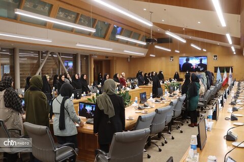 نشست کار آفرینان حوزه گردشگری وصنایع دستی در آستانه روز زن