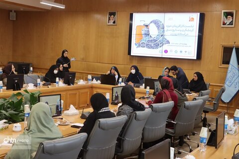 نشست کار آفرینان حوزه گردشگری وصنایع دستی در آستانه روز زن