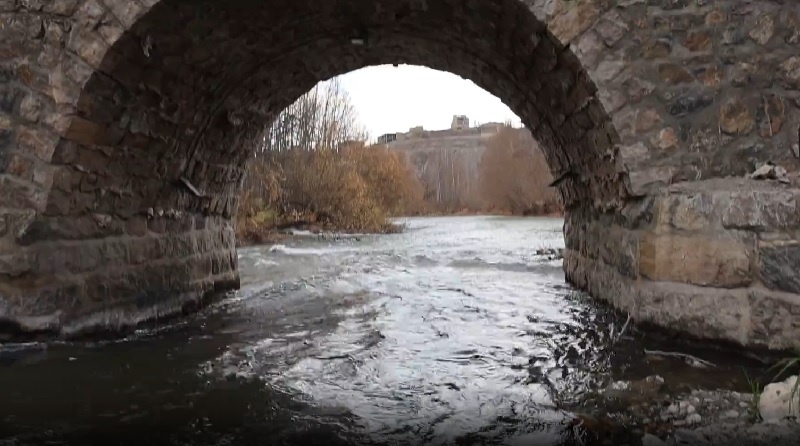 طبیعت پاییزی زاینده رود در پل تاریخی هوره