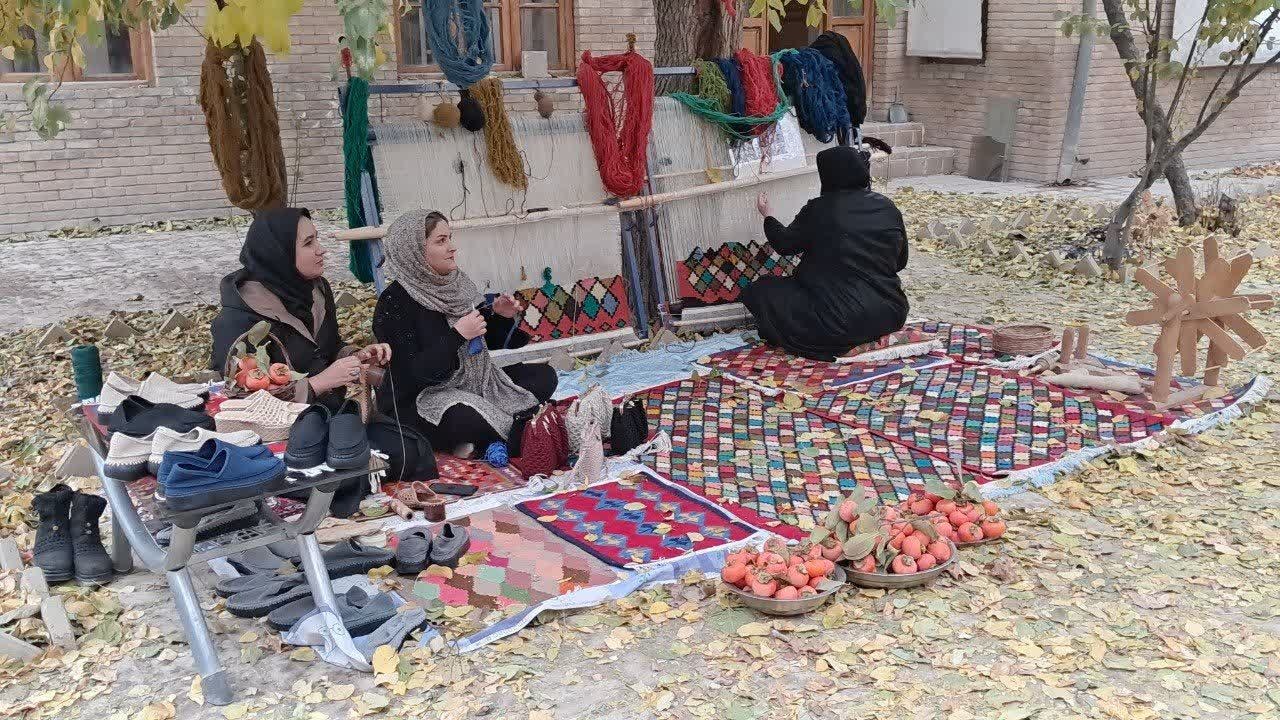 برگزاری نخستین جشنواره برداشت خرمالو از حیاط باغهای قدیمی نهاوند