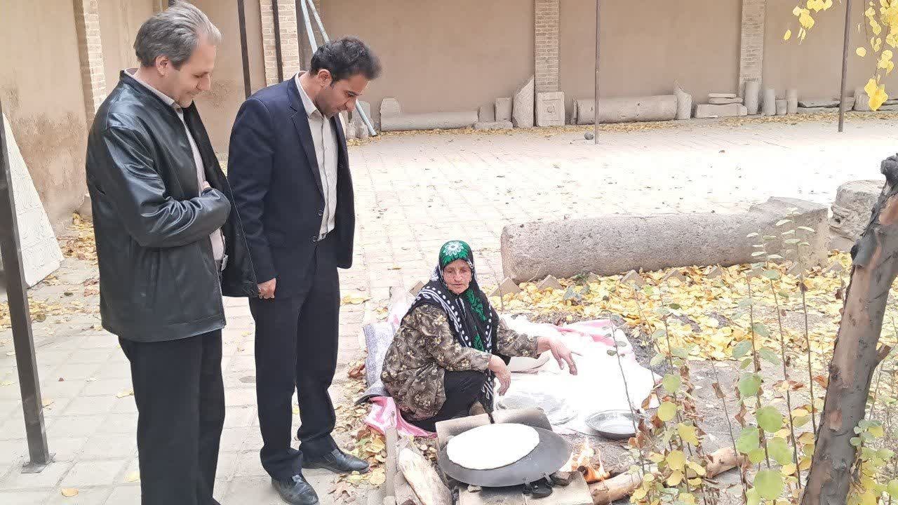 برگزاری نخستین جشنواره برداشت خرمالو از حیاط باغ‌های قدیمی نهاوند