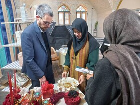 بازدید معاون صنایع‌دستی وزارت از نمایشگاه صنایع‌دستی دارای بسته‌بندی و هدایای سازمانی