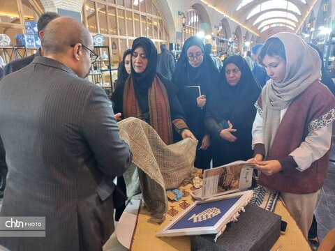 بازدید معاون صنایع‌دستی وزارت از نمایشگاه صنایع‌دستی دارای بسته‌بندی و هدایای سازمانی