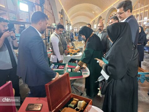 بازدید معاون صنایع‌دستی وزارت از نمایشگاه صنایع‌دستی دارای بسته‌بندی و هدایای سازمانی