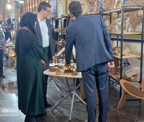 بازدید معاون صنایع‌دستی وزارت از نمایشگاه صنایع‌دستی دارای بسته‌بندی و هدایای سازمانی