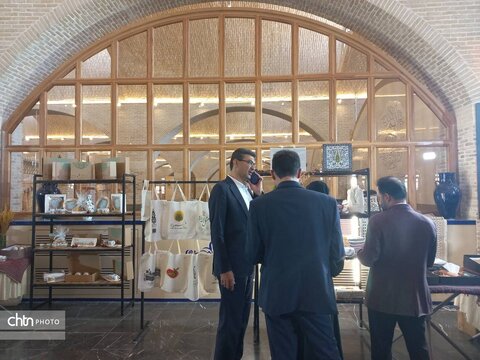 بازدید معاون صنایع‌دستی وزارت از نمایشگاه صنایع‌دستی دارای بسته‌بندی و هدایای سازمانی