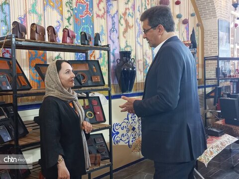 بازدید معاون صنایع‌دستی وزارت از نمایشگاه صنایع‌دستی دارای بسته‌بندی و هدایای سازمانی