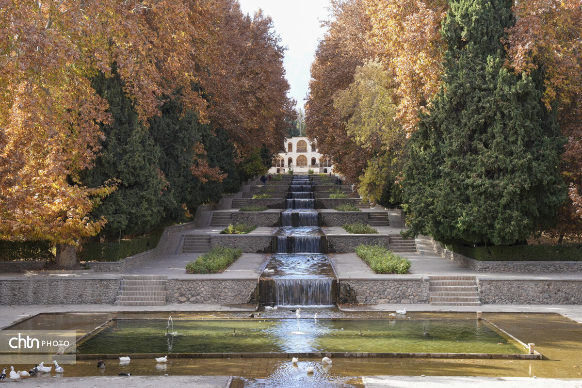 لایروبی آب‌نماها و تعمیرات کانال‌های آب‌رسانی باغ شاهزاده ماهان