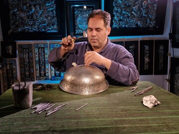 تجربه و آموزش در کنار هنر قلمزنی