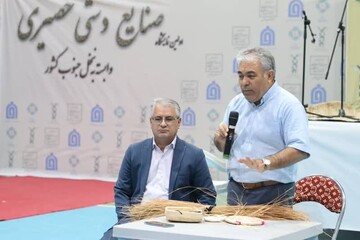آموزش در نخستین نمایشگاه حصیربافی مهر در استان فارس