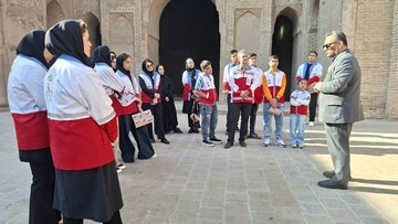 بازدید جوانان هلال‌احمر ورامین از مسجد جامع تاریخی این شهرستان