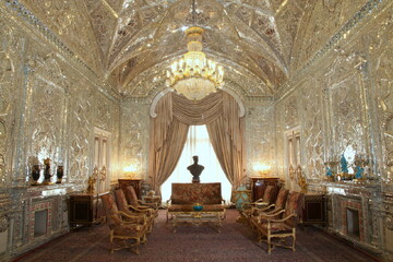 آینه‌کاری ایران هیچ همتایی در جهان ندارد/ تنوع استادکاران نشان می‌دهد آینه‌کاری یک هنر زنده و پویاست/ ارتقای هنر وارداتی اروپا با تلفیق آرایه‌های معماری و هندسه