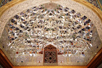 آینه‌کاری، حامل فلسفه نور، پاکی و معنویت ایرانی است/ هندسه پیچیده گره‌سازی در آینه‌کاری ظرفیت دانش ایرانی را به رخ می‌کشد