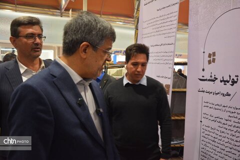 استاندار یزد از دوازدهمین نمایشگاه پژوهش و فناوری بازدید کرد