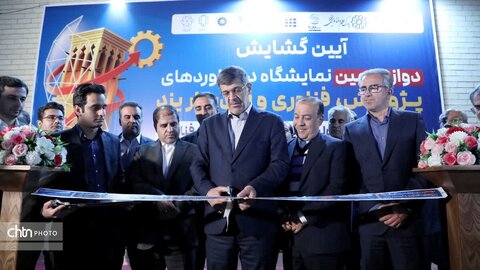 استاندار یزد از دوازدهمین نمایشگاه پژوهش و فناوری بازدید کرد