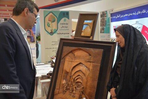 استاندار یزد از دوازدهمین نمایشگاه پژوهش و فناوری بازدید کرد