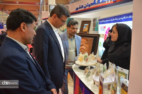 استاندار یزد از دوازدهمین نمایشگاه پژوهش و فناوری بازدید کرد