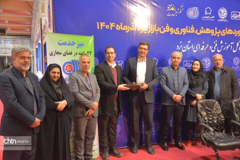 استاندار یزد از دوازدهمین نمایشگاه پژوهش و فناوری بازدید کرد