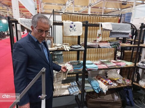 استاندار یزد از دوازدهمین نمایشگاه پژوهش و فناوری بازدید کرد