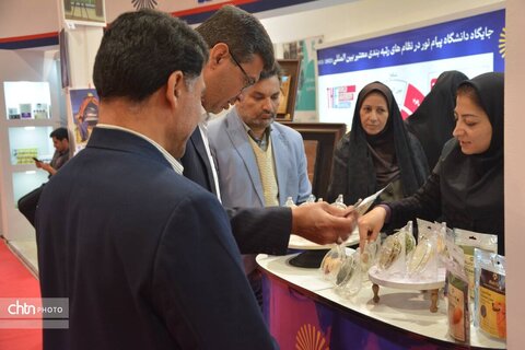 استاندار یزد از دوازدهمین نمایشگاه پژوهش و فناوری بازدید کرد