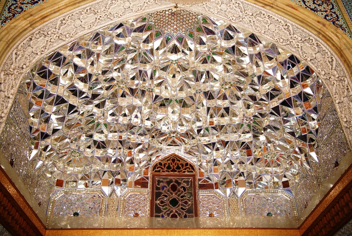 آینه‌کاری، حامل فلسفه نور، پاکی و معنویت ایرانی است/ هندسه پیچیده گره‌سازی در آینه‌کاری ظرفیت دانش ایرانی را به رخ می‌کشد