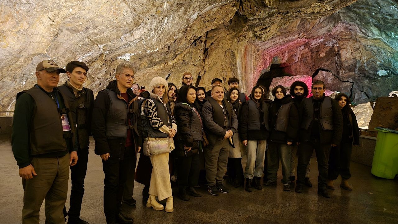 بازدید ارمنی‌ها از بزرگترین غار آبی جهان