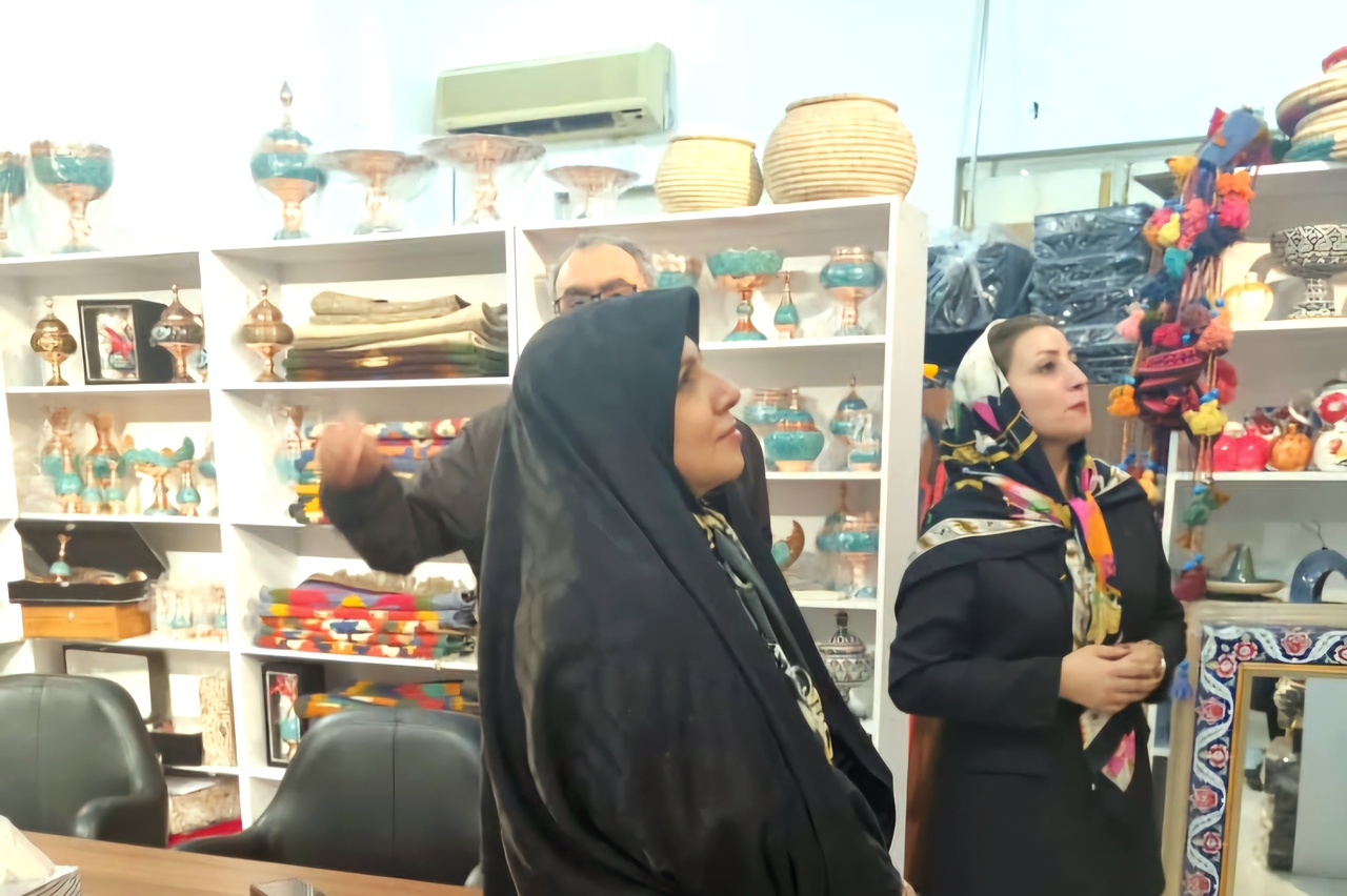 بازدید مشاور امور زنان و خانواده وزیر میراث‌فرهنگی از کارگاه‌های صنایع‌دستی بانوان بوشهر