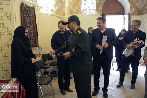 نمایشگاه معرفی توانمندی‌های بانوان هنرمند قم