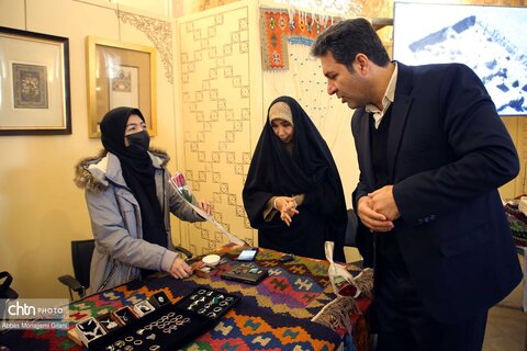نمایشگاه معرفی توانمندی‌های بانوان هنرمند قم