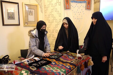 نمایشگاه معرفی توانمندی‌های بانوان هنرمند قم