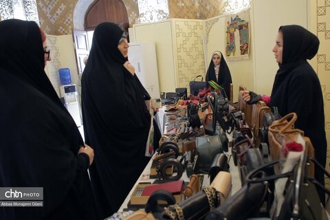 نمایشگاه معرفی توانمندی‌های بانوان هنرمند قم