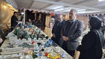 افتتاح نمایشگاه «درست‌آفریده‌های یلدایی» با حضور بانوان هنرمند صنایع‌دستی در باغ مدرسه ایرو