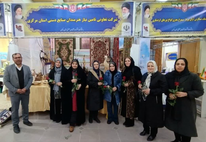 تجلیل از بانوان هنرمند صنایع‌دستی شرکت‌کننده در هفته فرهنگی خمین به مناسبت روز زن و روز مادر