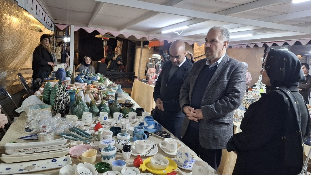 افتتاح نمایشگاه «درست‌آفریده‌های یلدایی» با حضور بانوان هنرمند صنایع‌دستی در باغ مدرسه ایرو