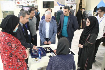 بازدید معاون پژوهشی دانشگاه صنعتی امیر کبیر از غرفه پژوهشگاه دربیست و ششمین نمایشگاه بین‌المللی پژوهش، فناوری و فن‌بازار ۱۴۰۴