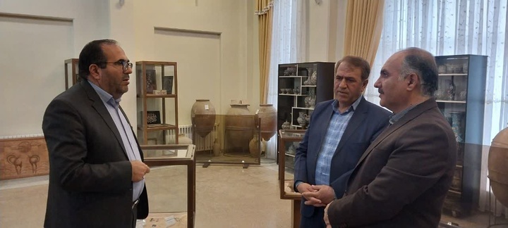 بازدید فرماندار اسدآباد از موزه شهرستان و تأکید بر توسعه فضاهای موزه‌ای