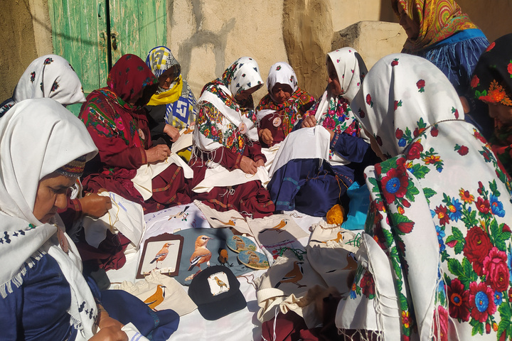 وقتی دستان زنان قلعه‌بالا، هویت یک روستا را می‌بافد