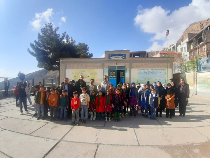 دانش آموزان چنشتی پای درس گردشگری